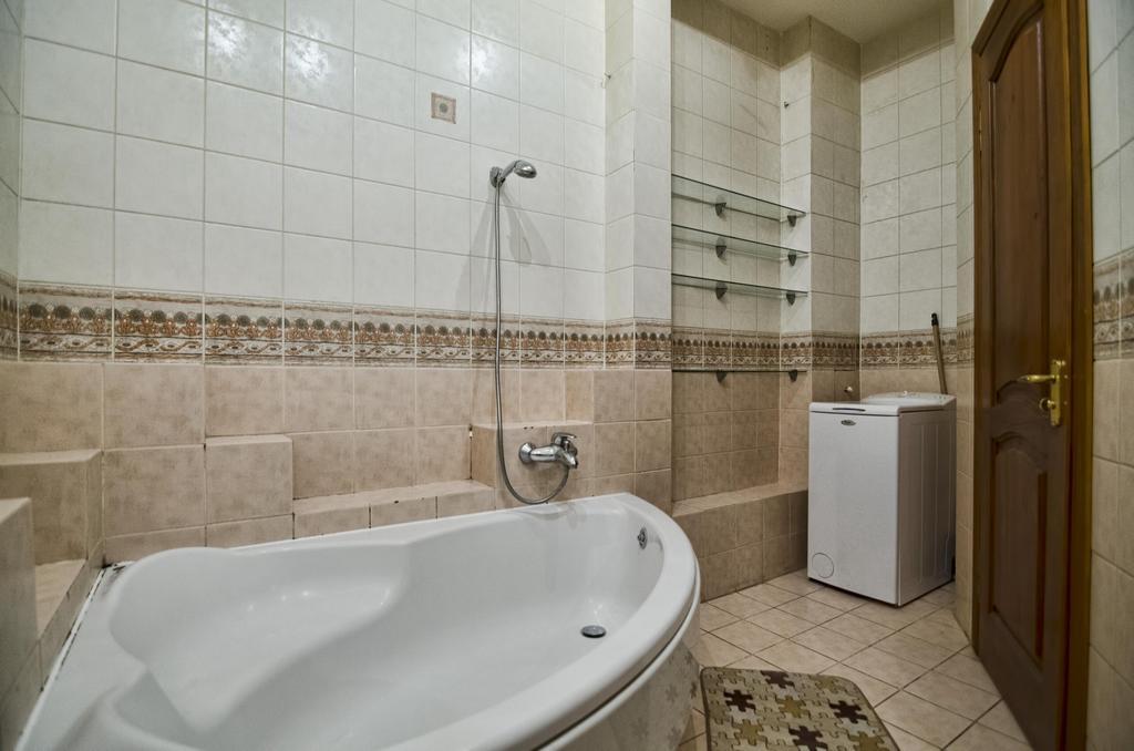 Apartment Hnatuka Center Lviv Eksteriør billede